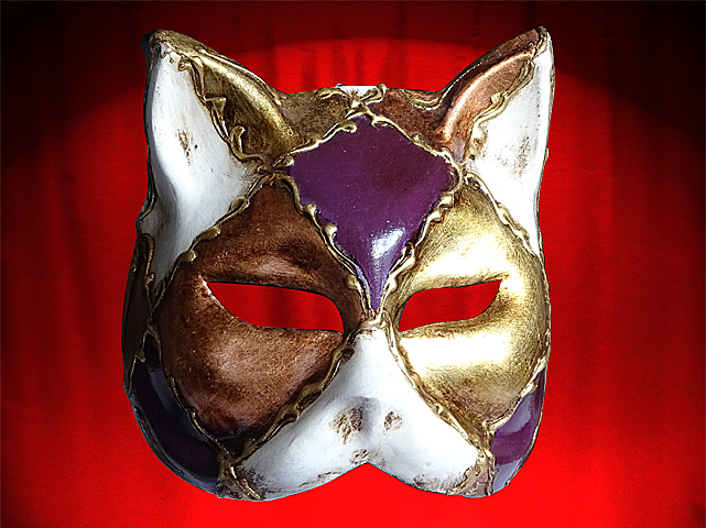Masque de chat Demi-visage avec des losanges à la feuille de cuivre et dorée.