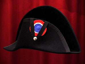 VETEMENTS CHAPEAU NAPOLEON