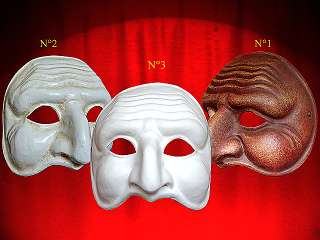 Weisse Maske des Theaters Commedia dell ARTE in Pappmache Zufriedener alter Mann
